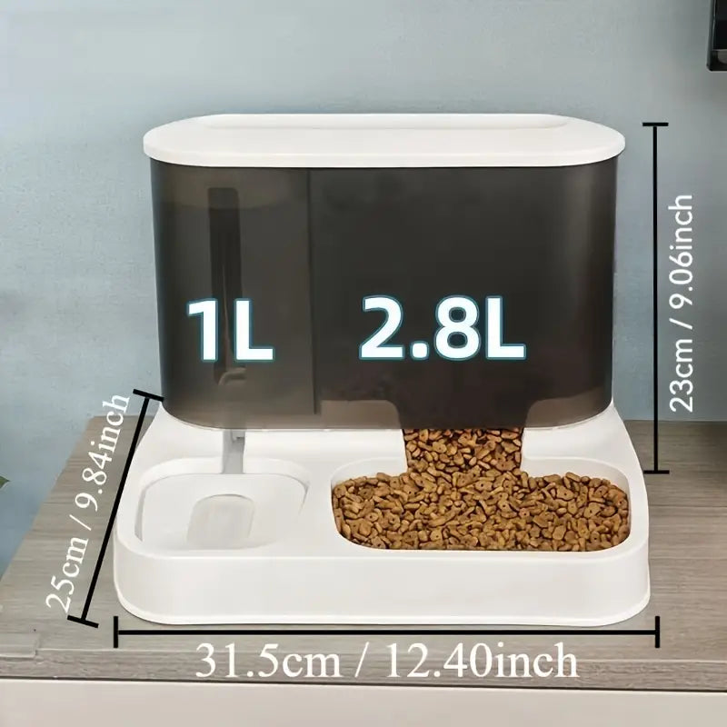 Distributore automatico di cibo e acqua per gatti